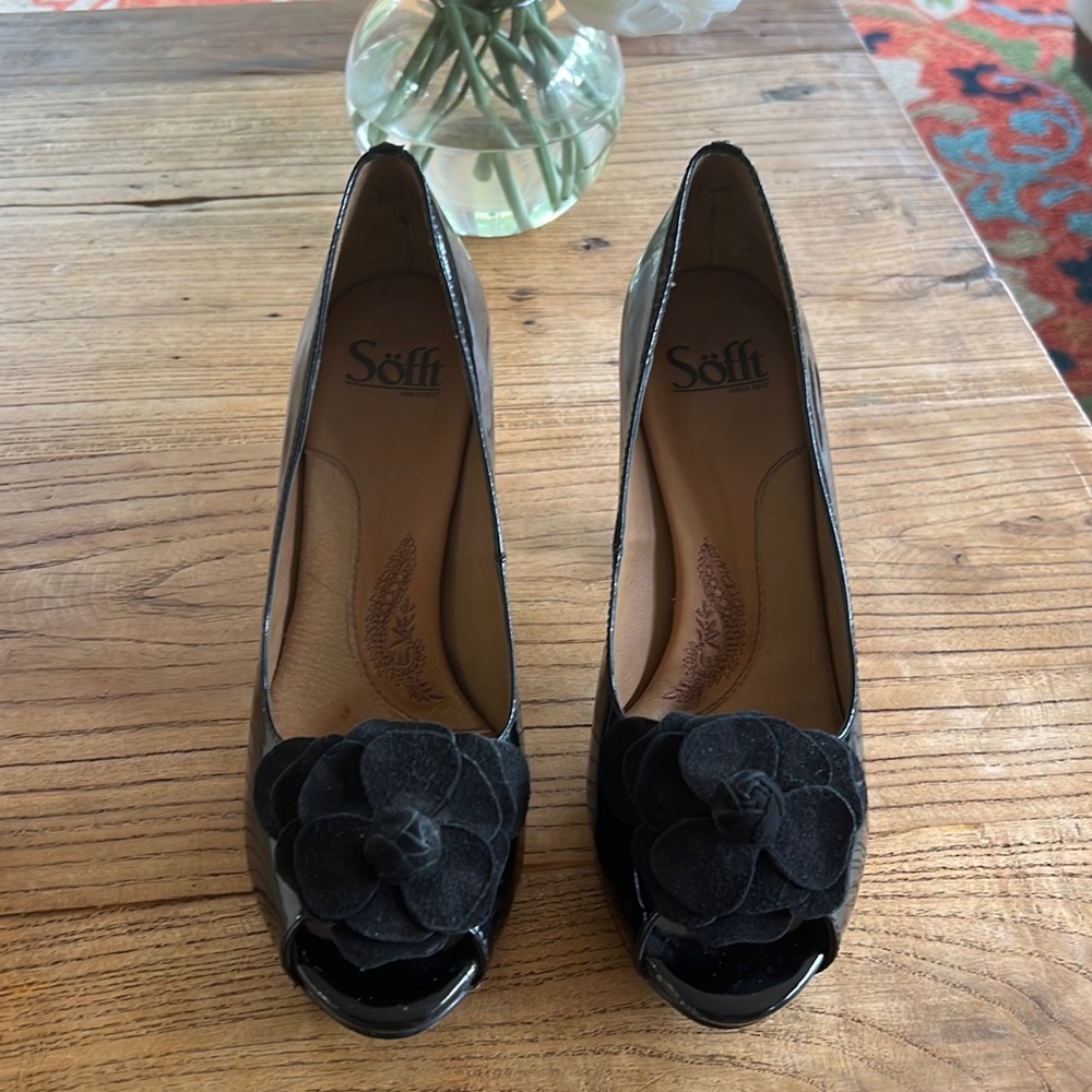 Sofft Classic Peek-a-boo with black flower